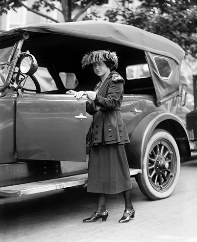 Леди в автомобиле 1922